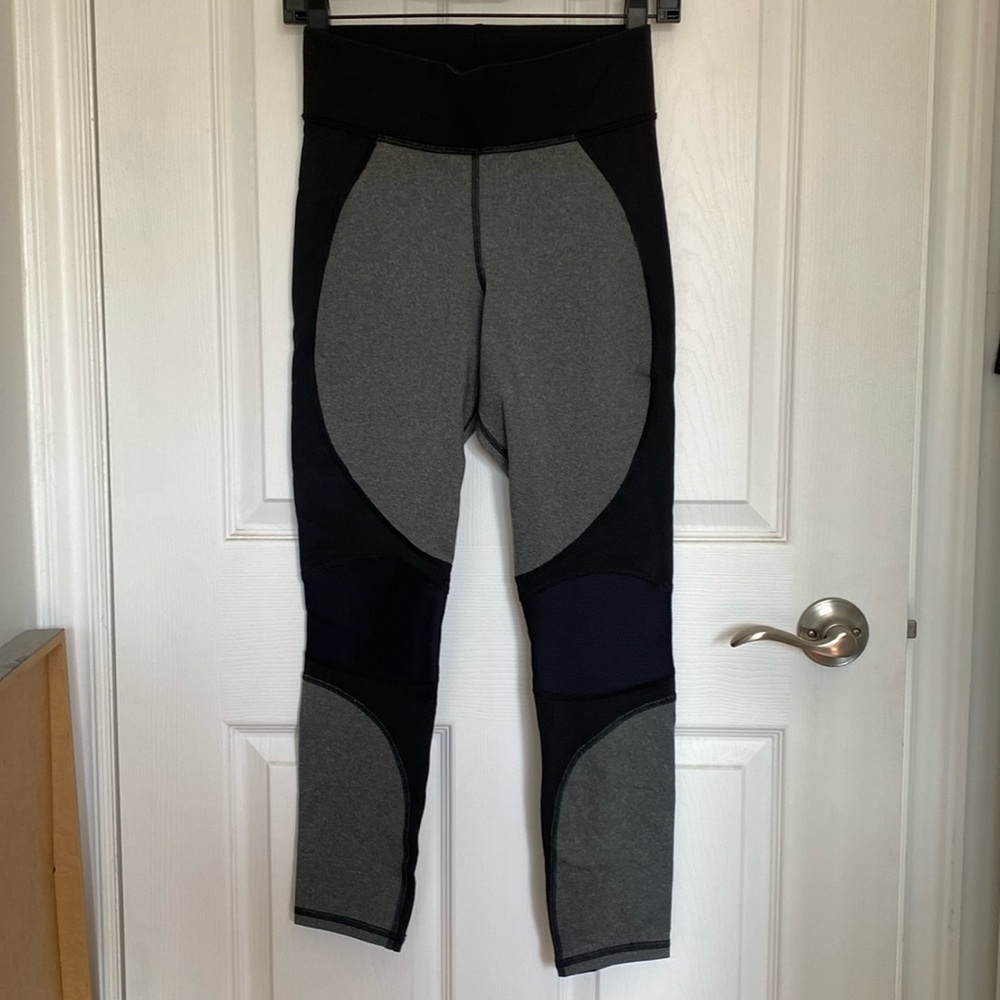Michi Moto Leggings in heather grey and black. (No ankle zipper)